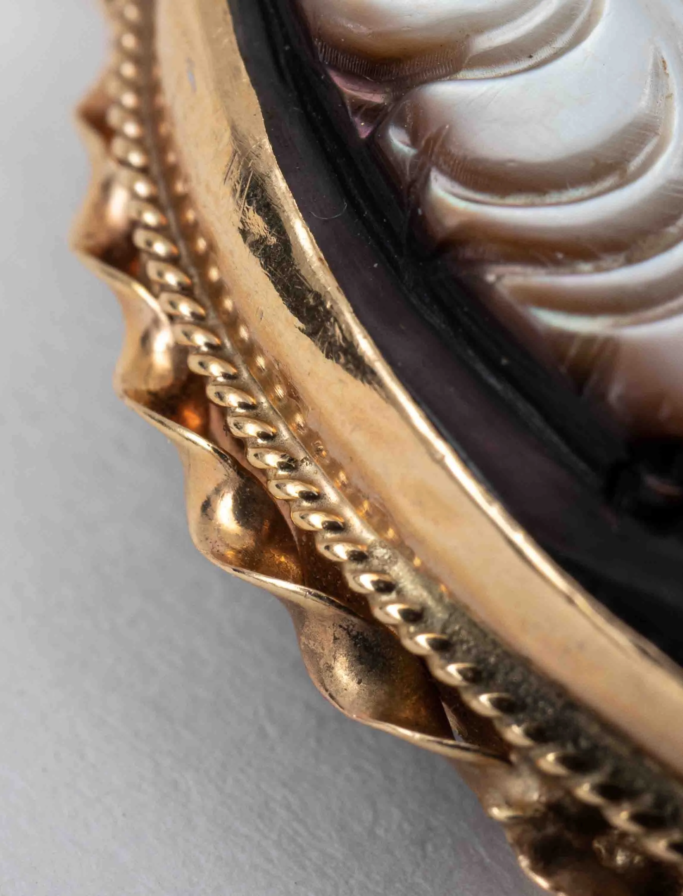14K Yellow Gold Black Mother-Of-Pearl Cameo Brooch